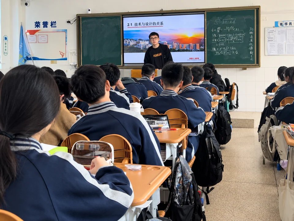 高中信息技术教学现场，盛尧在讲台前授课